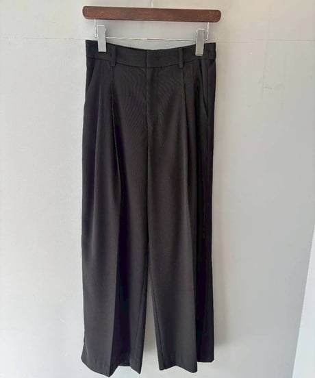 タックストレートパンツ・全3色(￥10,780)
