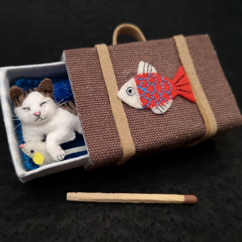 マッチ箱の眠り猫・キジトラ白猫 | uoji's STORE