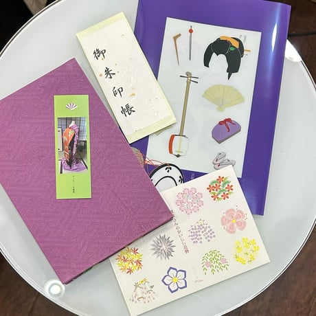 【２月その２】舞妓さんの髪型・芸妓さんのお道具クリアファイルと舞妓さんの衣装で作ったコレクションノート（紫苑）と舞妓さんの一年間の花簪シールシートの3点セット　送料込（限定２）