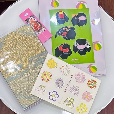 【２月その１】舞妓さんの髪型・芸妓さんのお道具クリアファイルと舞妓さんの衣装で作ったコレクションノート（帯と着物撫子のリバーシブル）と舞妓さんの一年間の花簪シールシートの3点セット　送料込（限定１）