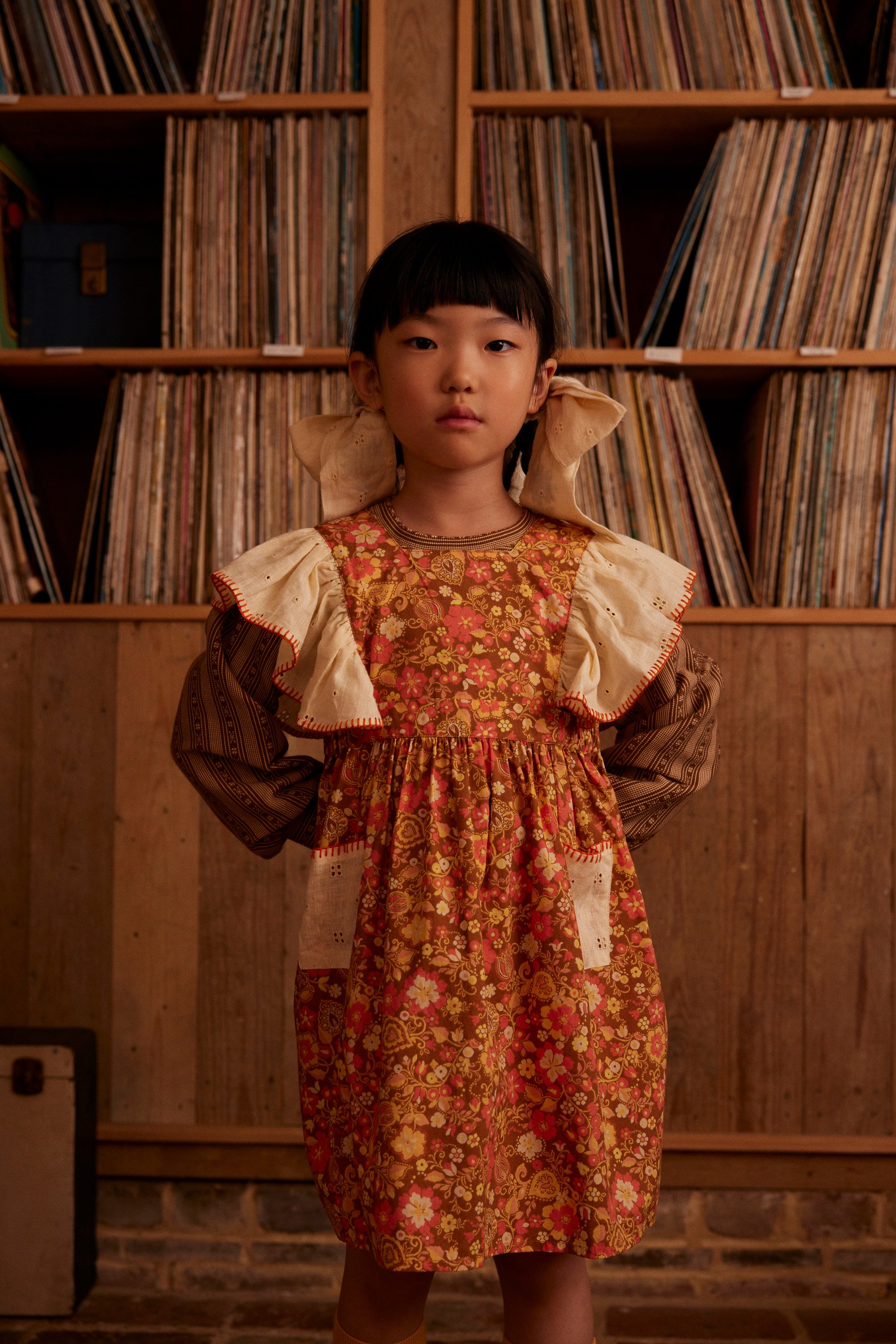 Apolina 刺繍入りブラウンセット 7-8Y ☆ Apolina / Ursina Frill Pinafore - Autumn Harv