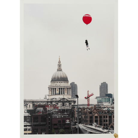 Steve Lazarides「Girl with Balloon Over Millennium Bridge」