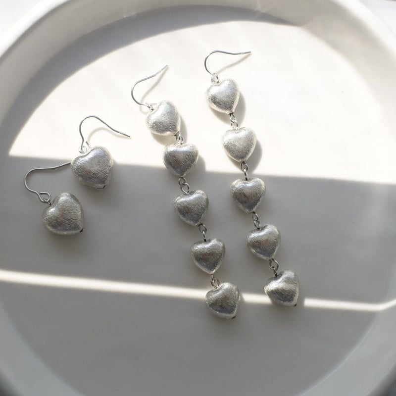 カレンシルバー5連ハートピアスL | LAROIS