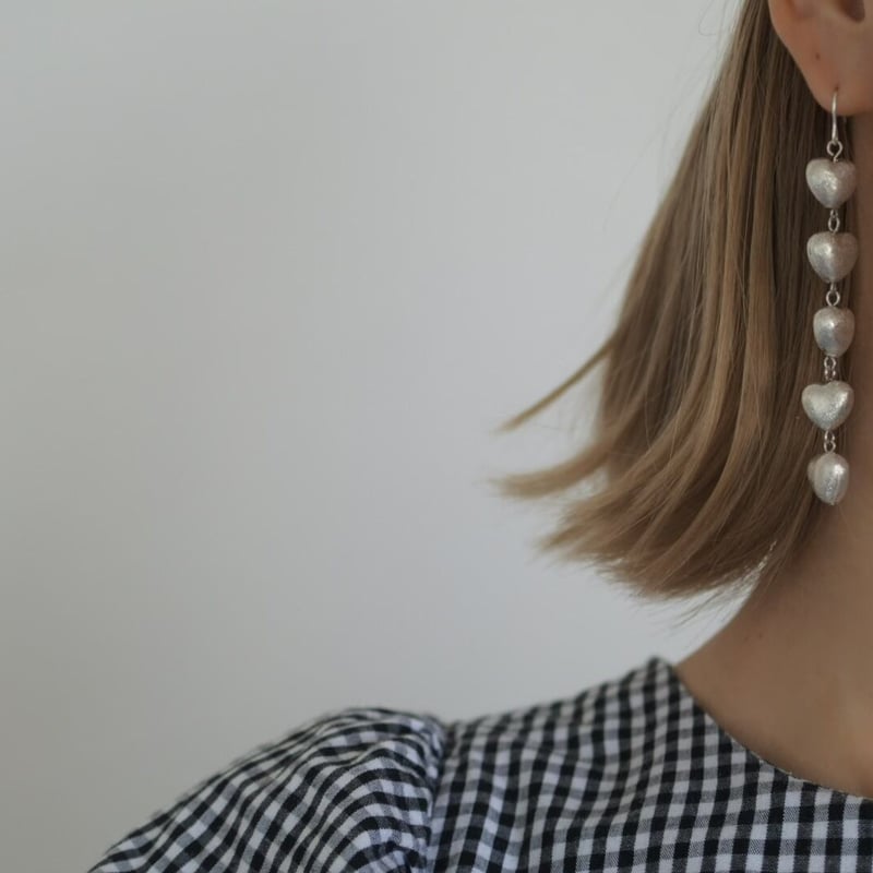 カレンシルバー5連ハートピアスL | LAROIS