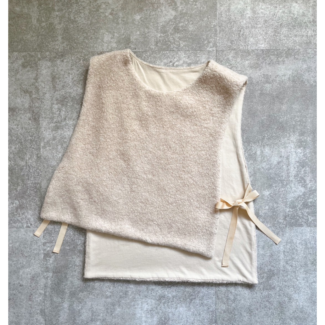 新品未使用完売品アトリエエマウサイドリボンボアベストベージュ