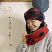 サニーサークルベレー帽　ブラック×レッドチェック