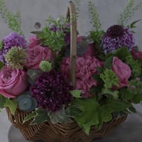 【母の日のプレゼント・母の日に贈るお花】季節のお花のバスケットアレンジM