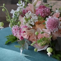 【母の日のプレゼント・母の日に贈るお花】【季節のお花のブーケM（生花）】