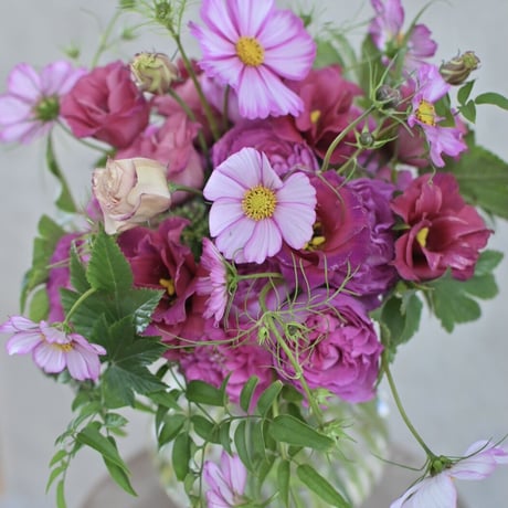 【母の日のプレゼント・母の日に贈るお花】【季節のお花のブーケM（生花）】