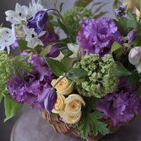 【母の日のプレゼント・母の日に贈るお花】【季節のお花のアレンジメントM（生花）】