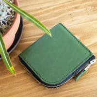 本革　ミニマルなLジップ財布　グリーン