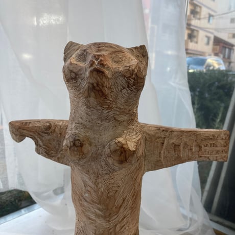 林湜和の木彫り作品「ただいま」