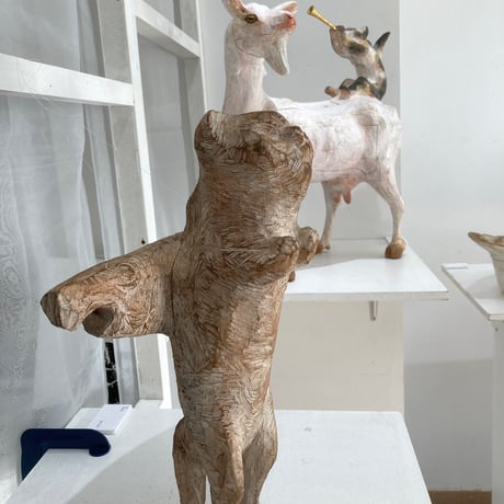 林湜和の木彫り作品「ただいま」
