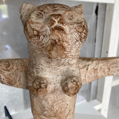 林湜和の木彫り作品「ただいま」
