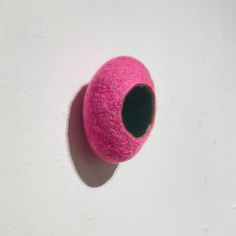「うちへそとへ・穴のある立体」（ピンク）」三森早苗