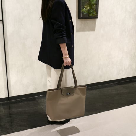 【 𝑟𝑖𝑐ℎ𝑒𝑠𝑠𝑒トートL】  グレージュ×シルバー金具