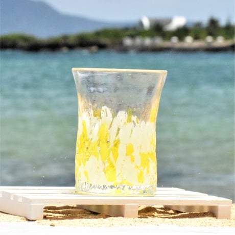 人気観光地の万座毛の岩肌をモチーフにした「万座グラス」