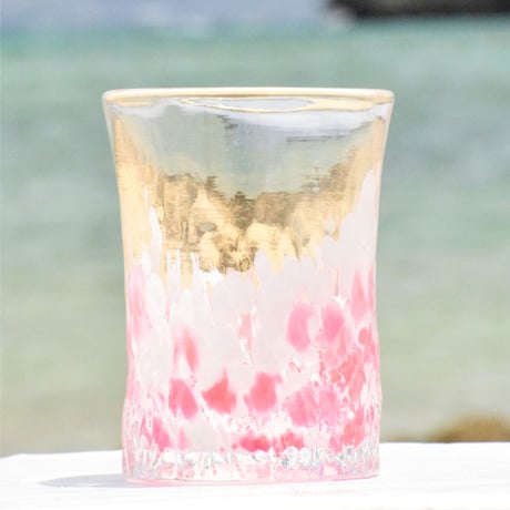 人気観光地の万座毛の岩肌をモチーフにした「万座グラス」