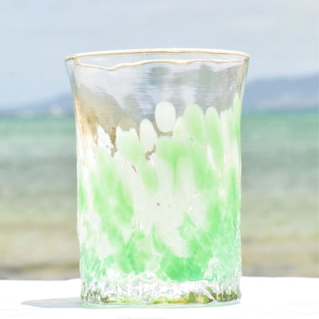 人気観光地の万座毛の岩肌をモチーフにした「万座グラス」
