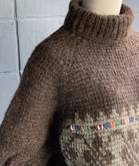 ECUADOR TURTLE NECK KNIT