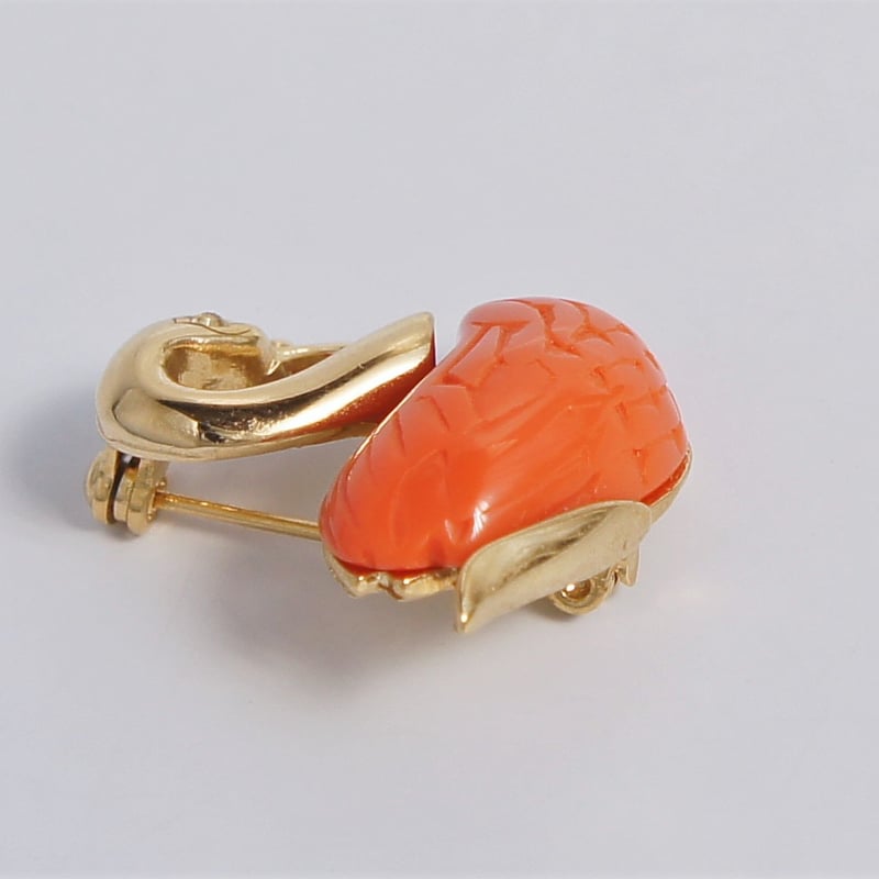 アメリカTRIFARI社 ヴィンテージのブローチ オレンジ/珊瑚色と金古美色 アメリカTRIFARI社 ヴィンテージのブローチ オレンジ/珊瑚色と