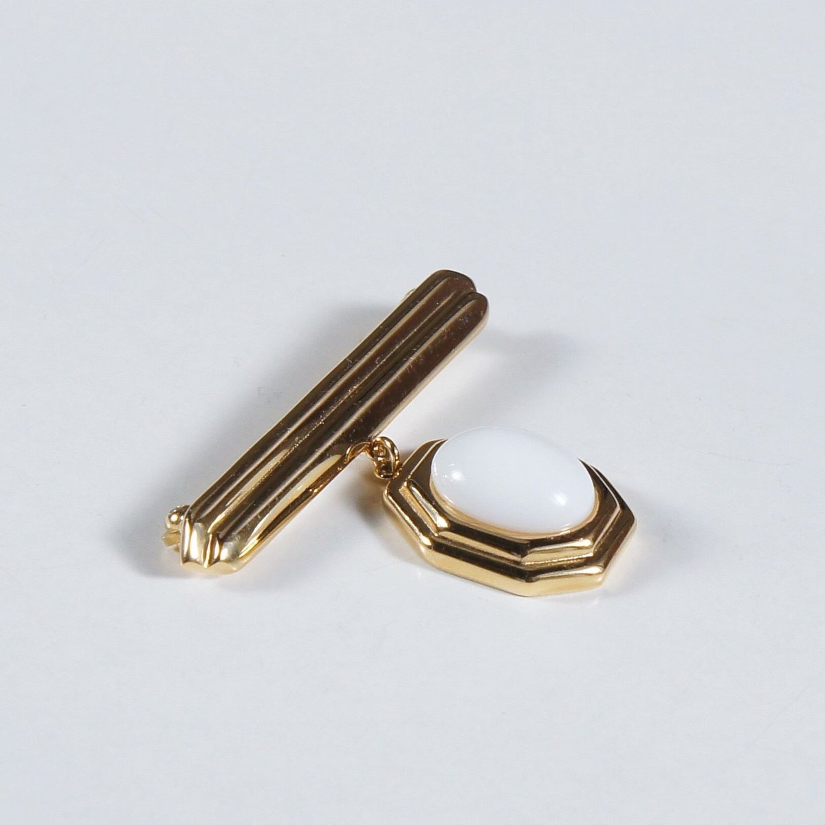 CROWN TRIFARI☆ミルクガラス＆トリファリウムのバードブローチ オールドガラス カボション ミルクガラス ブローチ 勲章 Trifari