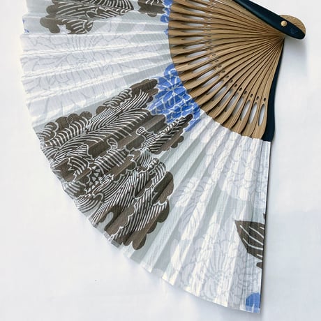 KAGUWA　浴衣地 扇子　＜菊牡丹・灰×樺茶＞