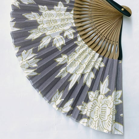 KAGUWA　浴衣地 扇子　＜芍薬・鼠色＞