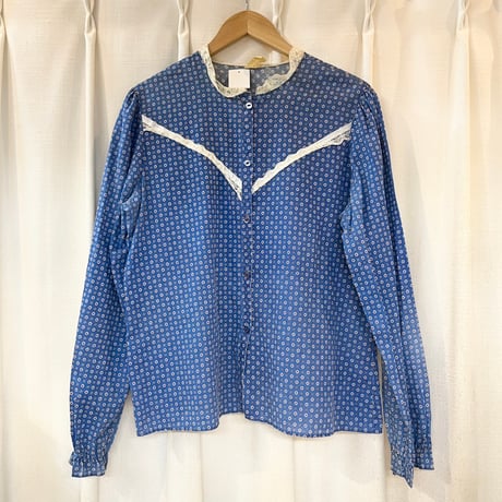 花柄青ブラウス