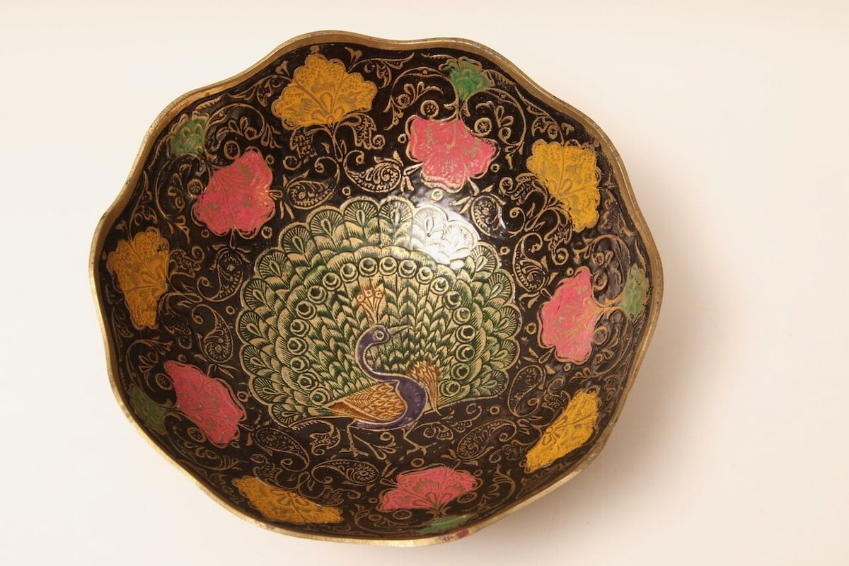 稀少アジアンアンティーク時代彩色孔雀他図柄古銅真鍮製杯台１００年以上前頃当時物 レトロ/真鍮/絵皿/金属製/インド/黒/彫刻/飾り皿/皿/模様