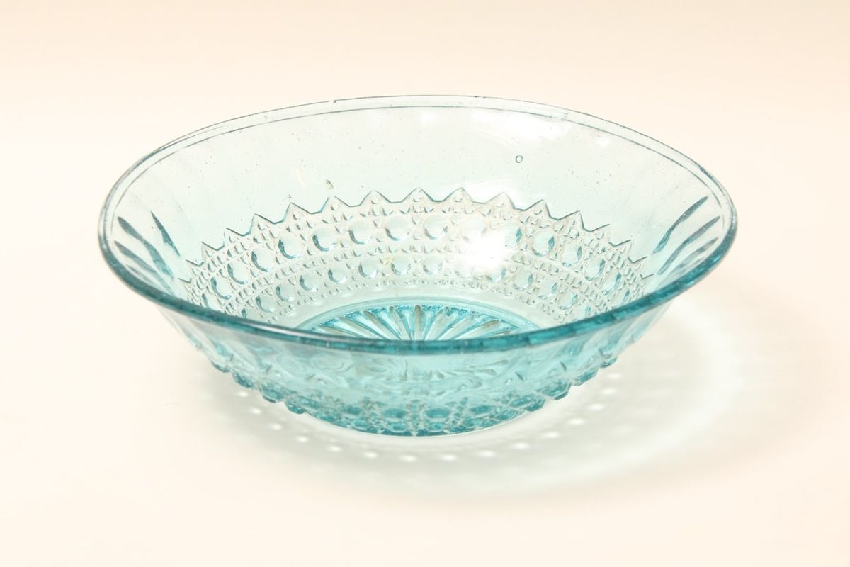 昭和レトロ　テーブルを彩る 大きな編み込みガラスのお皿です　アンティーク 昭和レトロ テーブルを彩る 大きな編み込みガラスのお皿です