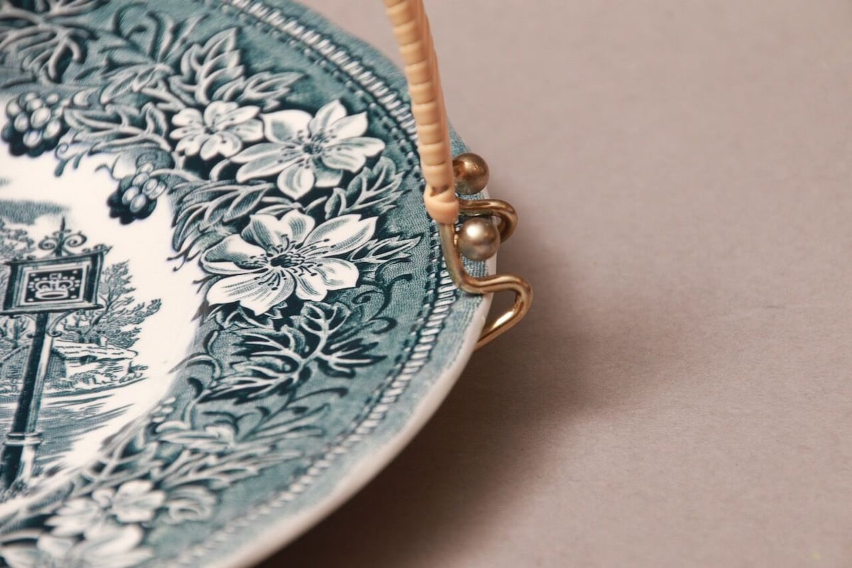 ロイヤルチューダー　食器セット Amazon.co.jp: TUDOR ROYAL 12点磁器ラウンド食器セット、4人用