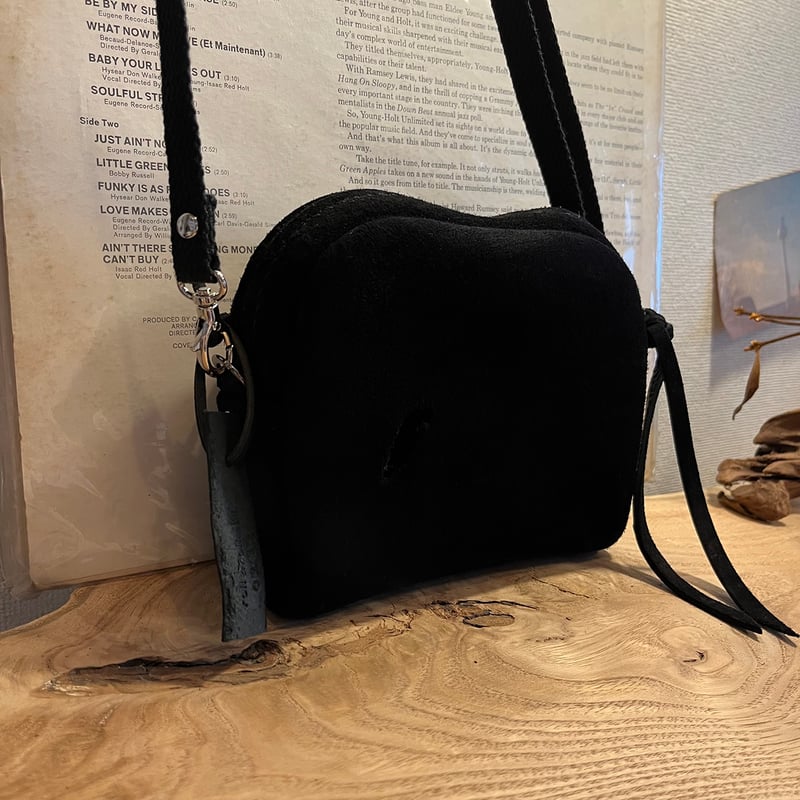 冬コーデポシェット 黒 本革 スエード ショップ kudu革 大人雰囲気