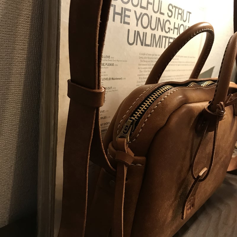 ショルダーバッグ キャメル色バッグ プエブロレザー 可愛いバッグ 本革