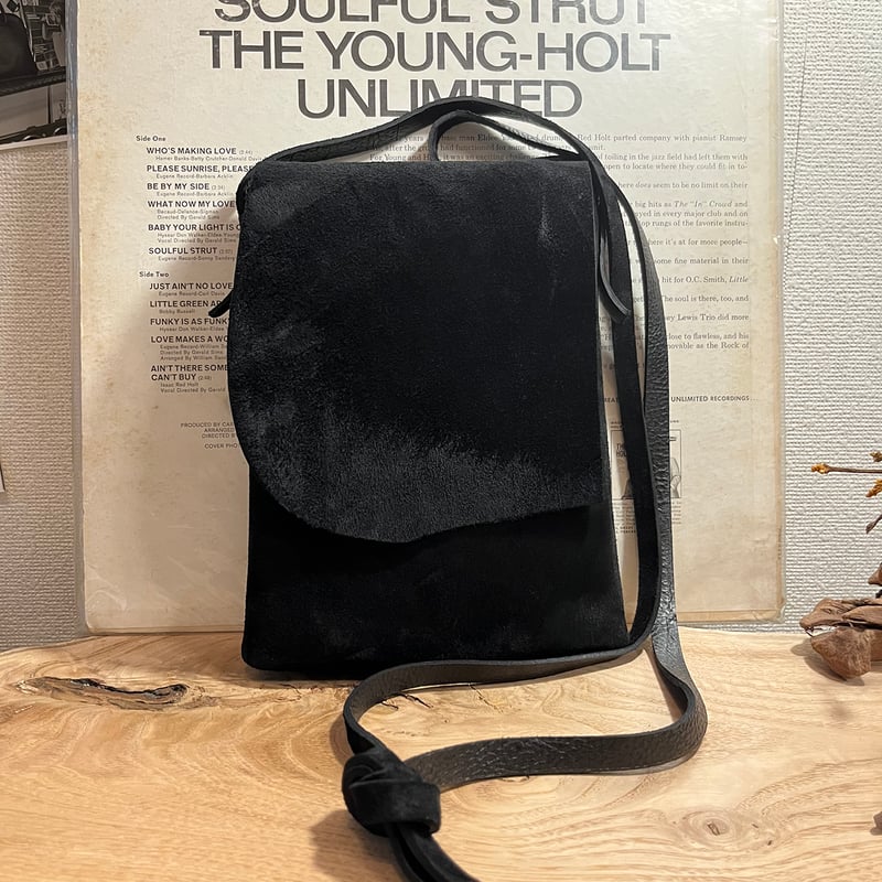 kudu革サッコッシュ kudu革スエードサコッシュ 黒いサコッシュ 大人