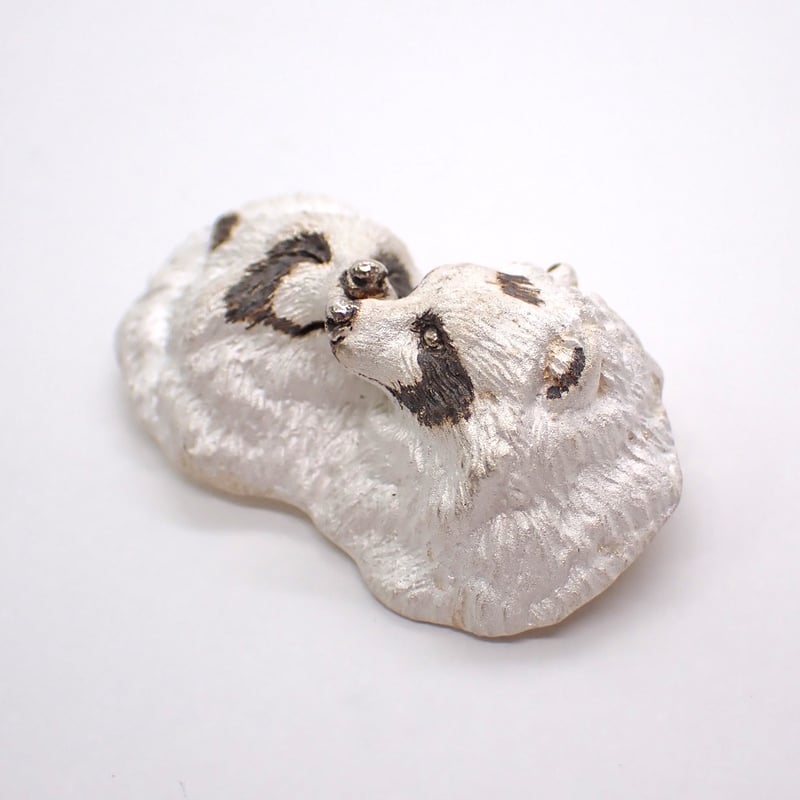 心で見つめ合うタヌキブローチ (white＆black) | EmiriA online shop