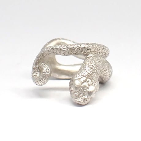 巻き付くシシバナヘビイヤーカフ(white)