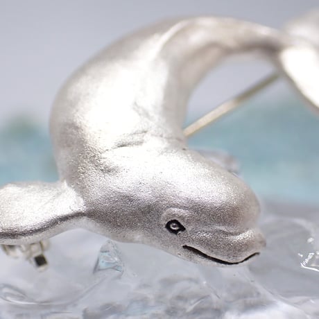 ベルーガのお誘いブローチ(silver matte)
