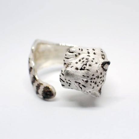 伏せるユキヒョウリング(white)