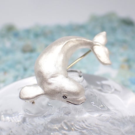 ベルーガのお誘いブローチ(silver matte)