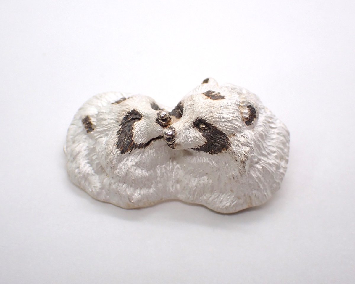 心で見つめ合うタヌキブローチ (white＆black) | EmiriA online shop