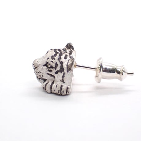 トラ両前足ピアス(white)