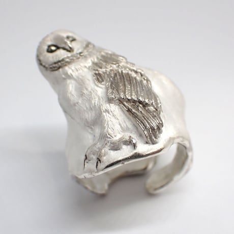 首傾げるメンフクロウリング(white)