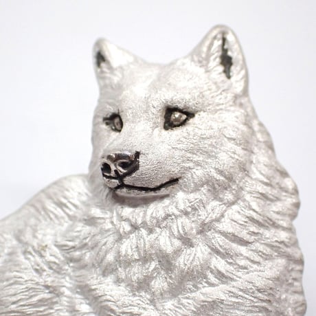 オオカミ前足交差ブローチ(white)