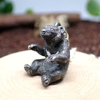 お座りツキノワグマネックレス