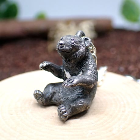 お座りツキノワグマネックレス