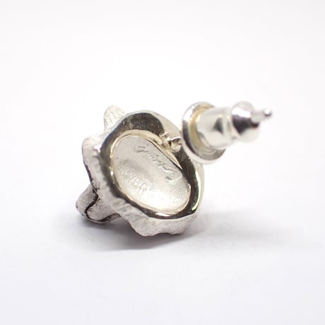 見つめるタヌキピアス(white)