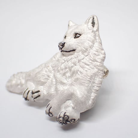 オオカミ前足交差ブローチ(white)