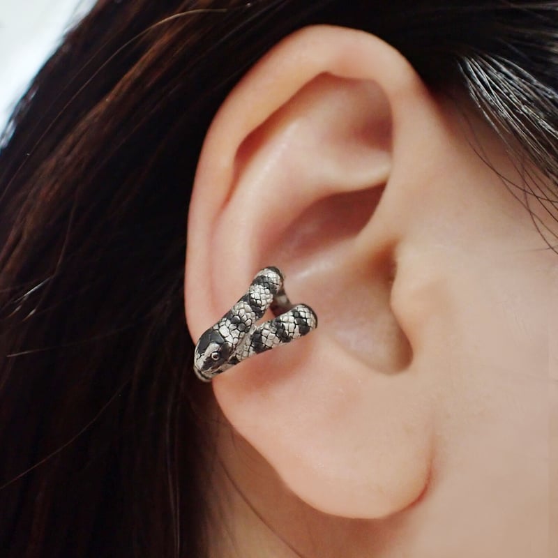 巻き付くウミヘビイヤーカフ(white＆black) | EmiriA online shop