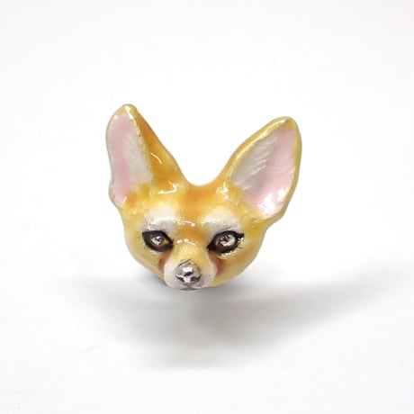 見つめるフェネックピアス(color)